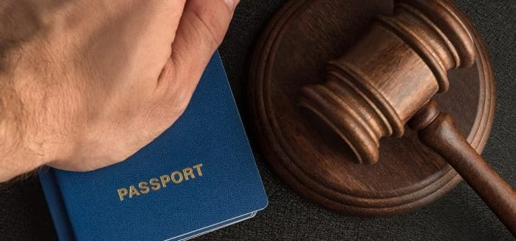 Paszport i młot sędziowski
